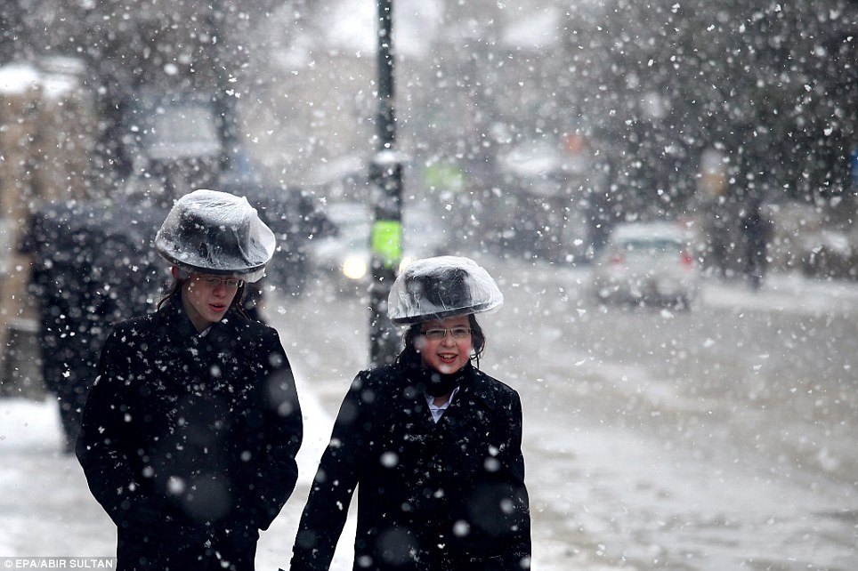 Weather people. Ранний снег. Иерусалим, 2011.