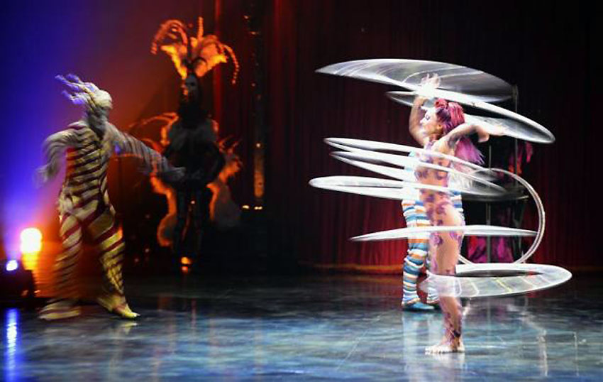 Умјетници изводе тачку током "Cirque du Soleil's Kooza" представе у "Royal Albert Hall" у Лондону...