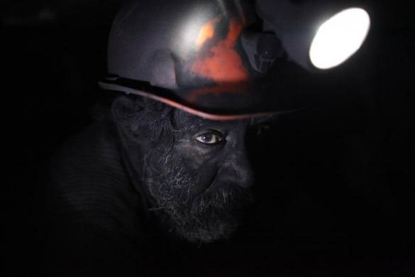 Рудар узма кратку паузу у руднику угља