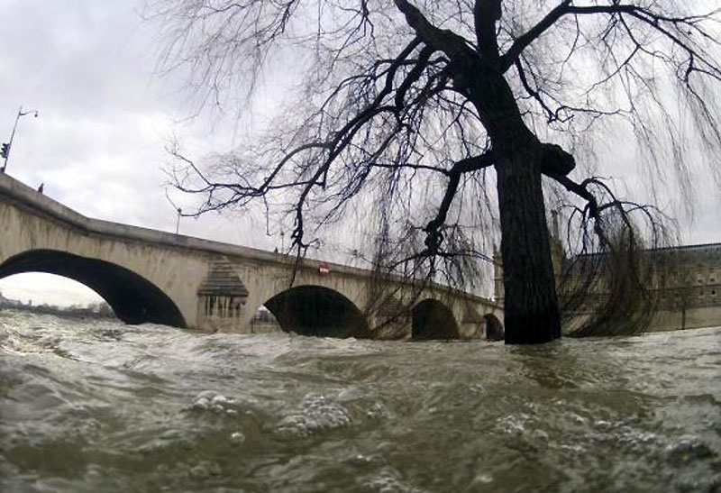 Набујала ријека Сена плави све око "Pont Royal" моста, након вишедневних падавина у Паризу...
