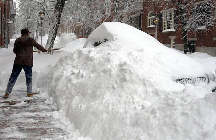 Човјек прави пролаз испред своје зграде у Бостону, Масачусетс, након сњежне олује...