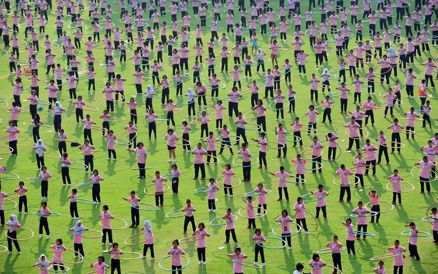 Око 4.500 људи на Тајланду учествовало је у Хула Хооп такмичењу у покушају да се обори Гинисов рекорд.
