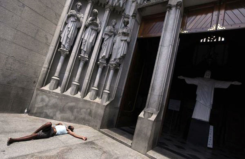 Бескућник спава испред улаза катедрале у Сао Паулу у Бразилу...