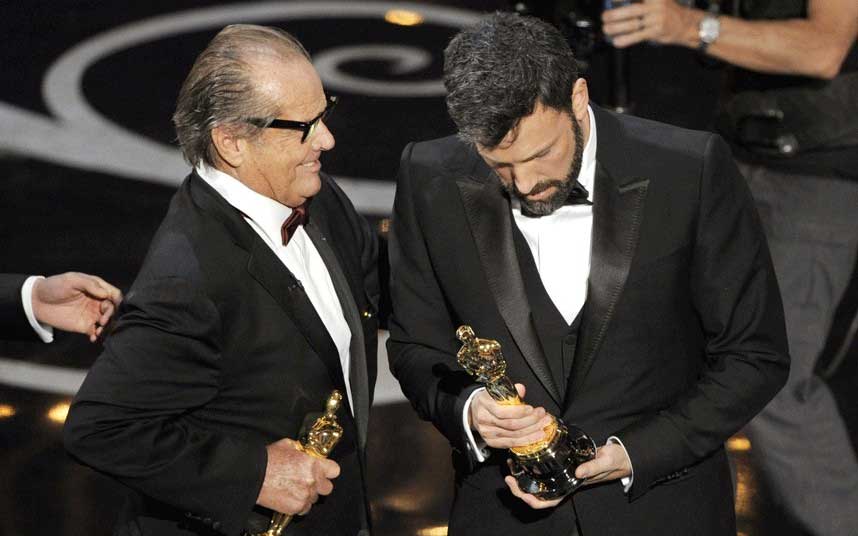 85. по реду додјела награде Оскар – Бен Афлек примa награду за најбољи филм „Арго“ коју му уручује Џек Николсон