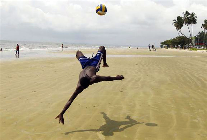 Играјући лопте на плажи у Либревилу, Габон...