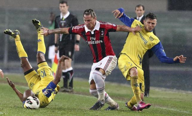 Фудбалер Милана, Филипе Мексес у борби за лопту продив двојице играча Вероне на фудбалком мечу 30. марта 2013. године