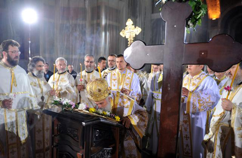 Патријарх српски Иринеј служио је васкршњу поноћну литургију у Храму Светог Саве на Врачару...