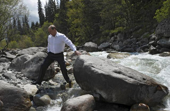 Владимир Путин на планинском потоку у близини Бишкека,
престонице Киргистана