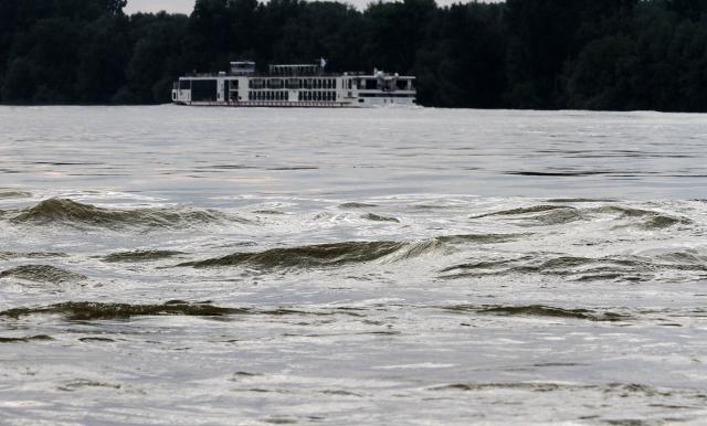 Водостај Дунава код Бездана прешао квоту, не пријети изливање..