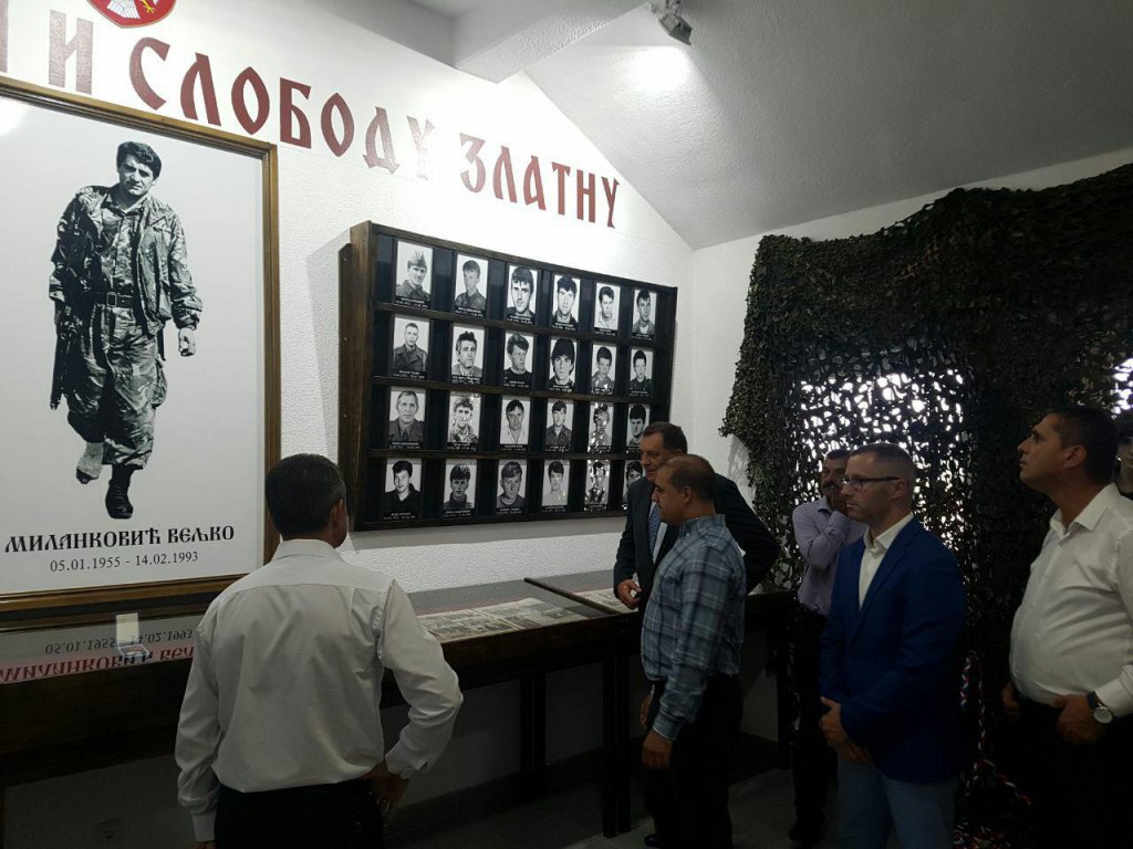 Милорад Додик у посјети спомен-соби "Вукови са Вучијака"