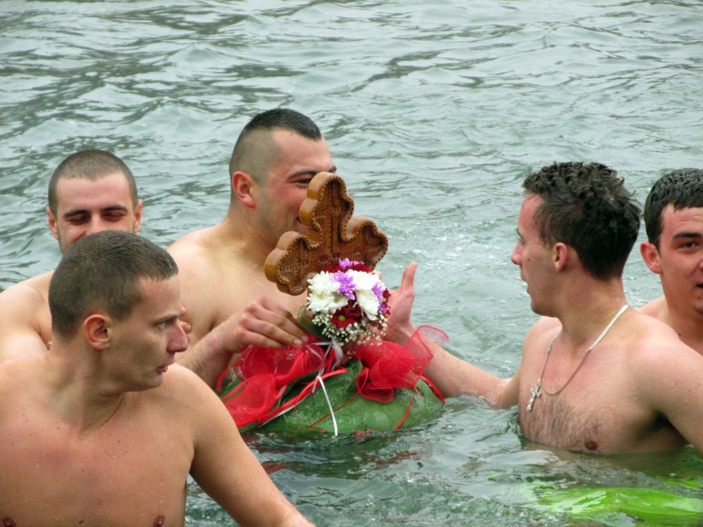 Миладин Бундало побједник је пливања за богојављенски Часни крст - Дрина, Братунац