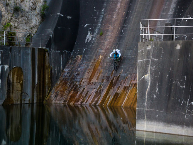 Бициклиста Примож Равник спушта се низ брану (Фото: pusnejc.com) - 