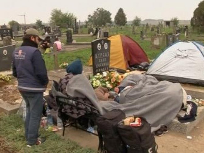 Избјеглице у Хрватској држе на православном гробљу(фото:"Channel 4") - 