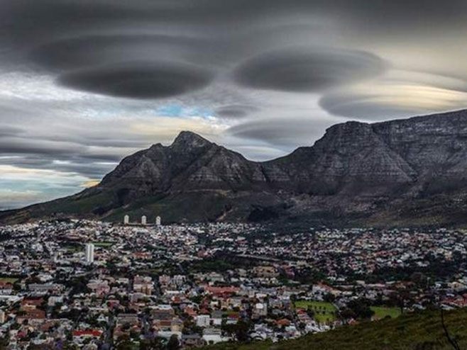 "НЛО облаци" изнад Кејптауна  (Фото: Twitter ) - 