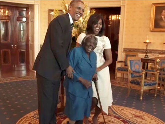 Вирџинију Меклорин у друштву Барака и Мишел Обаме - Фото: Screenshot