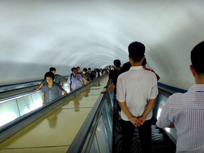 Вожња метроом у Пјонгјангу - Фото: Screenshot/YouTube