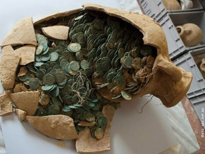 Стари ћуп са римским новцем - Фото: РТС