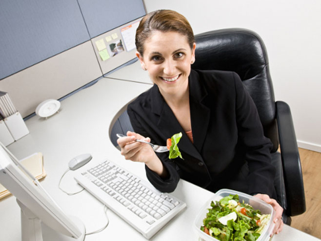 Здравим оброком у канцеларији против гојазности - Фото: илустрација