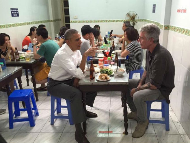 Обама у Ханоју ручао са куваром Бордејном (Фото: Facebook: Anthony Bourdain) - 
