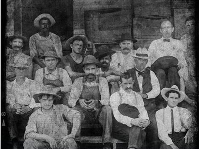 Џек Данијелс сједи у средњем реду десно са бијелим шеширом, а поред њега син роба који му је открио рецепт за чувени виски - Фото: Facebook