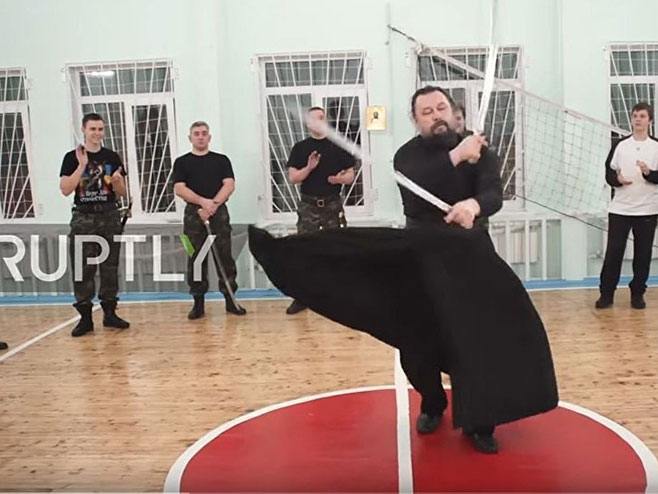 Православни свештеник - руски самурај (фото:Јутјуб/Ruptly TV) - 