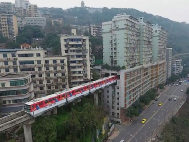 Воз који пролази кроз зграде - Фото: Screenshot/YouTube