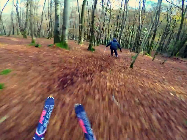 Скијање по јесењем лишћу - Фото: Screenshot/YouTube