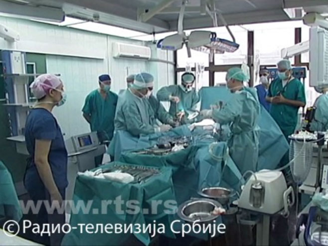 Прва трансплантација материце код једнојајчаних близнакиња у свијету и у Србији - Фото: РТС