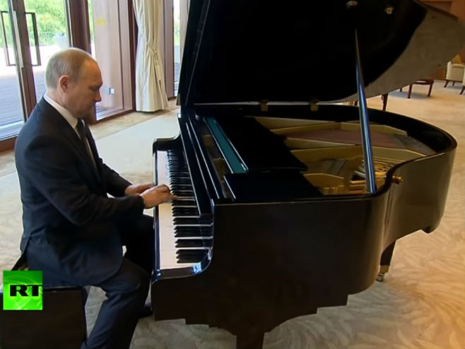 Путин свира клавир - Фото: Screenshot/YouTube