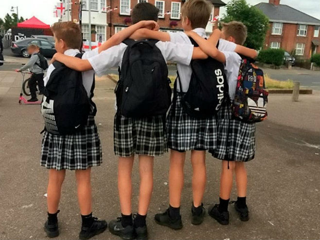 Дјечаци дошли у сукњама у школу (Фото: SWNS:South West News Servicе) - 