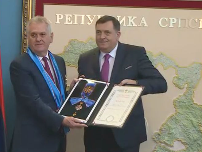 Dodik odlikovao Nikolića (Foto: RTRS)