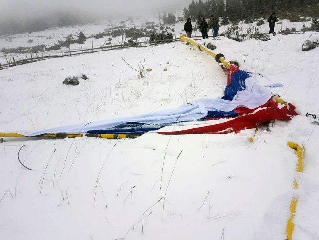 Срушена застава на Равној Романији - Фото: СРНА