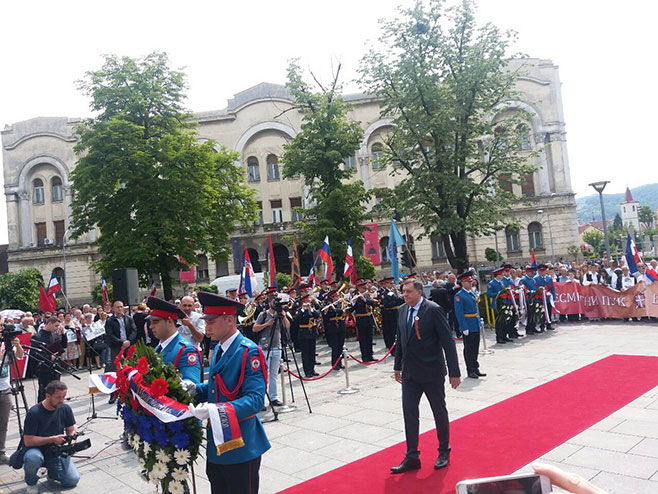 Бесмртни пук Бањалука - полагање вијенаца (Фото: РТРС)