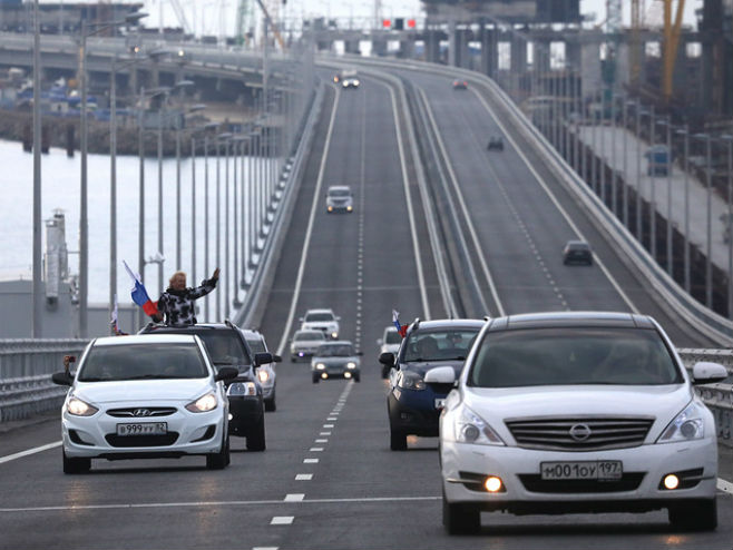 Кримски мост отворен за путничка возила (Фото: Sergei Malgavko/TASS) - 