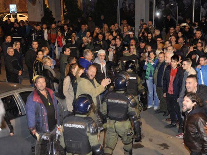 Демонстранти испред РТС-а (фото: N. Fifić) - 