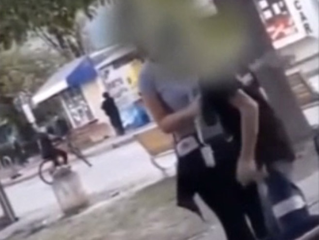 Бањалука: Дјевојчица туче и малтретира дјечака - Фото: Screenshot