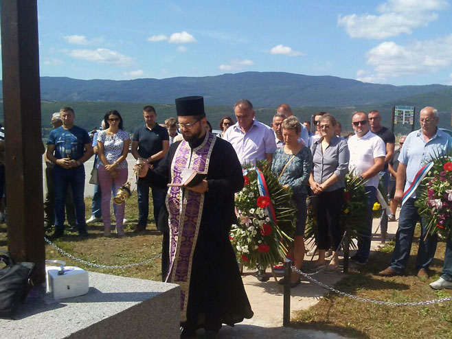 Парастос поводом страдања и прогона Срба у акцији "Олуја", Дрвар - Фото: СРНА