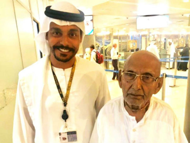 Свами Сивананда са особљем аеродрома у Абу Дабију (Фото: Gulf News) - 