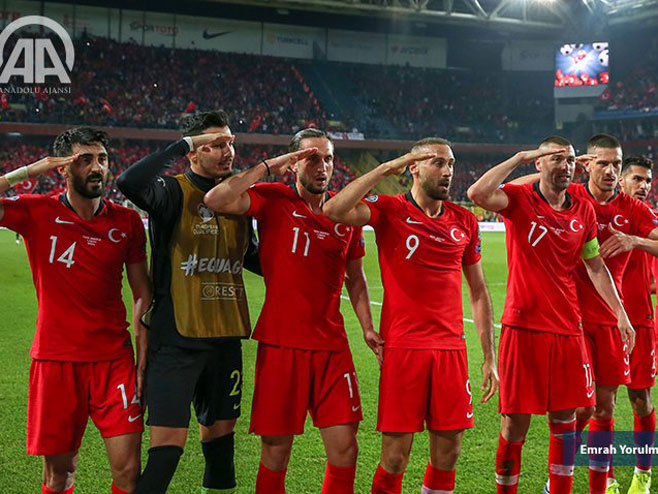 Фудбалери Турске салутирају- шта ће рећи УЕФА  (Фото:/twitter.com/anadoluimages) - 