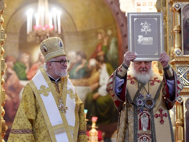 Руски патријарх предао поглавару Руског егзархата повељу (Фото: Sputnik/Sergeй Pяtakov) - 