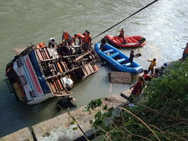 Непал: Аутобус упао у ријеку, погинуло 17 особа (Фото: abcnepal.tv) - 