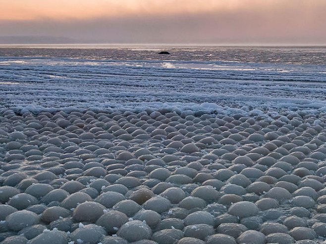 "Ледена јаја" (Фото: CC BY-SA 4.0/Aleksandr Abrosimov/Jää on kulmunud pallideks - Looduse veidrused) - 