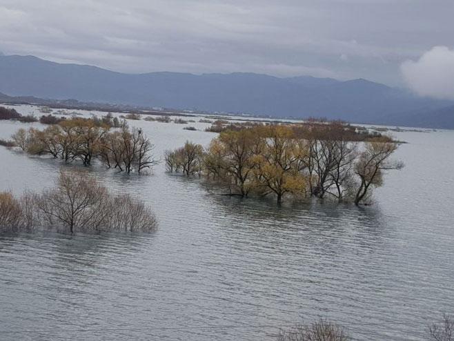 Језеро дубоко 15 метара освануло усред села код Никшића (фото:Sputnik/Небојша Поповић) - 