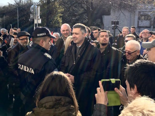 Бошко Обрадовић испред улаза у Абердаревој - Фото: РТС