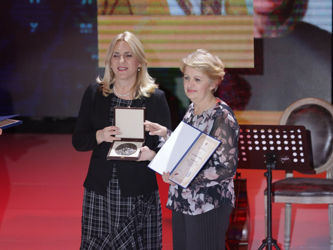 Жељка Цвијановић - уручена награда - Фото: РТРС