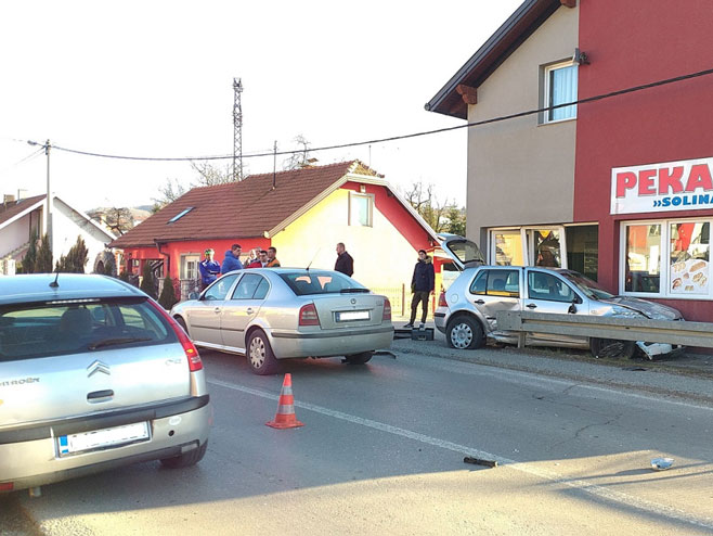 Саобраћајна незгода на путу Тузла – Калесија (фото: E. Skokić) - 
