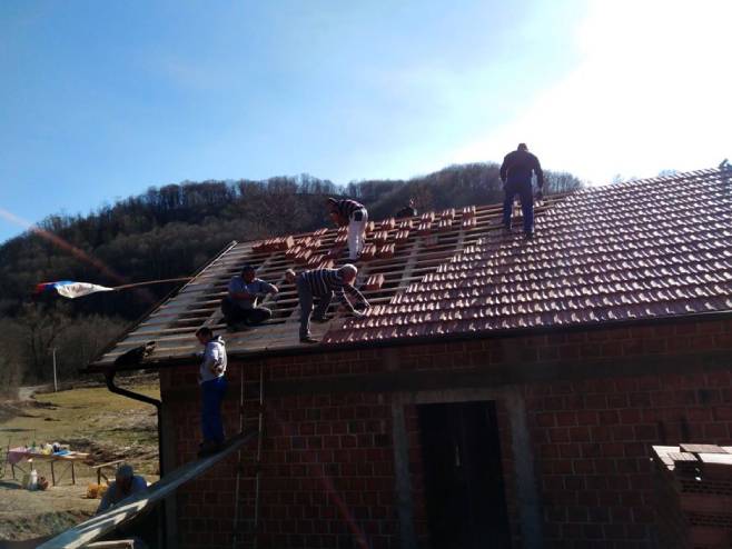 Покривање куће за  Дејана Зорића из Доњих Агића, код Новог Града - Фото: СРНА