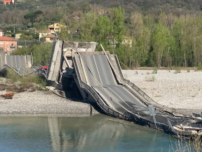Урушен мост у Италији (фото:telenord.it) - 