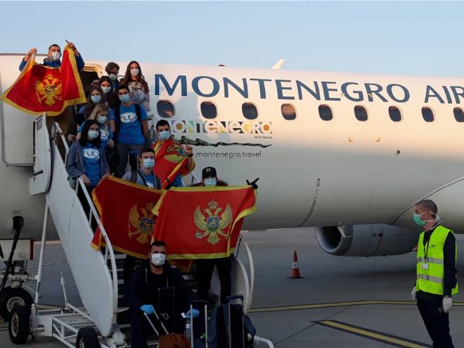 Из Лондона допутовала 54 црногорска држављанина (Фото: twitter.com/MupCg) - 