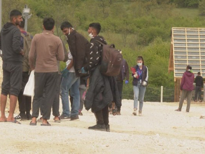 Мигранти у Петровцу - Фото: РТРС